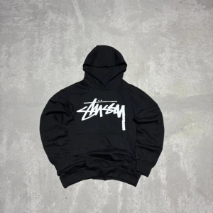 Stussy hoodie - Säljer denna snygga Stussy tröjan. ✅ Mycket gott skick, inga skador. ✅ Trycket är intakt och sprickfritt. ✅ Snyggt snitt. Etiketten säger storlek L, men den passar mer som en S skulle jag säga. Använd gärna måtten nere!  Mått: Längd: 59 cm Bredd: 49 cm Ärmlängd från hals: 64 cm. Kan gå ner i pris vid snabb affär!