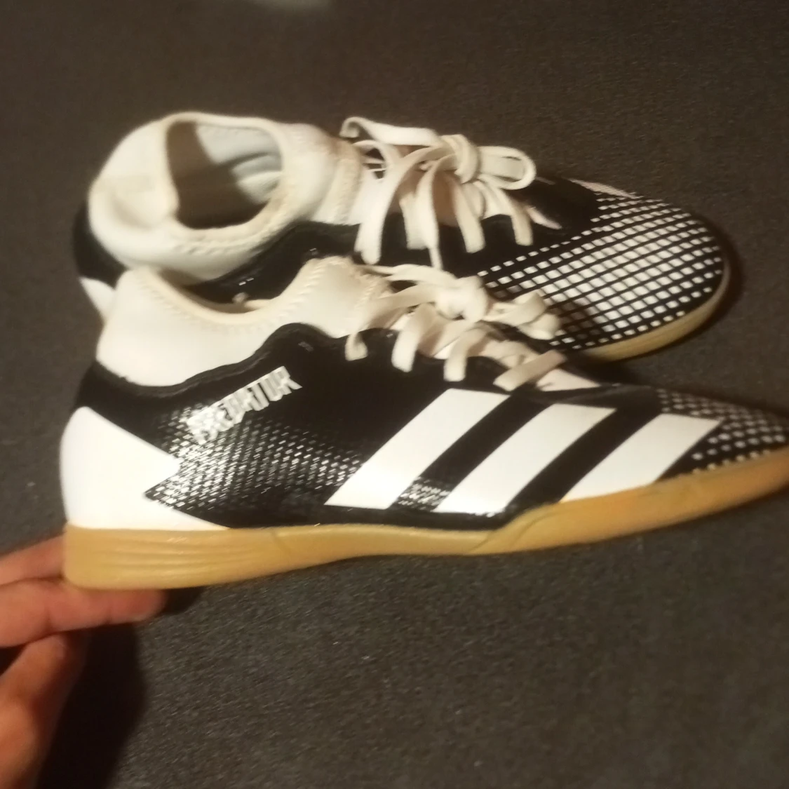 Adidas svartvita fotbollsskor - 1