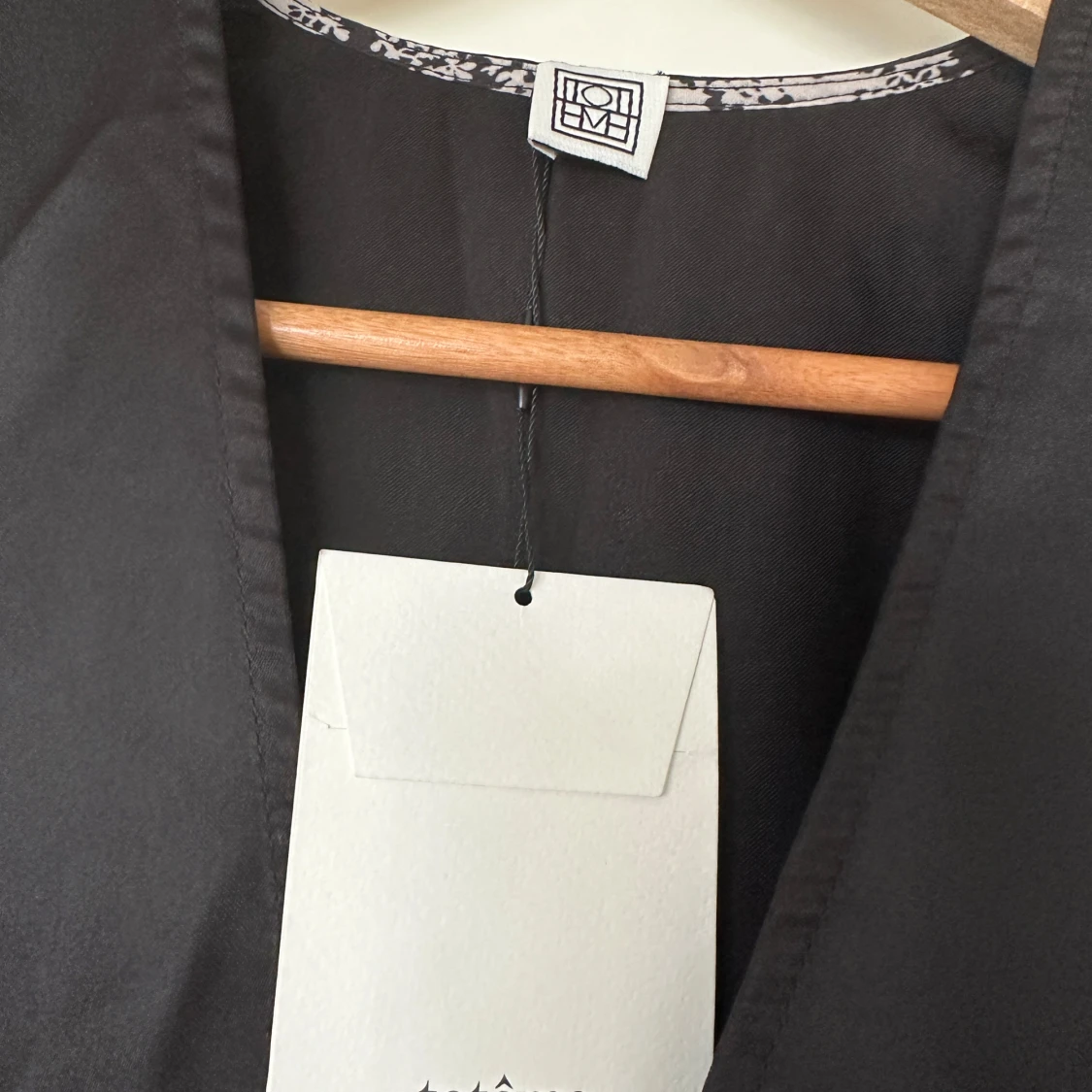 Svart långklänning från Totême - 3