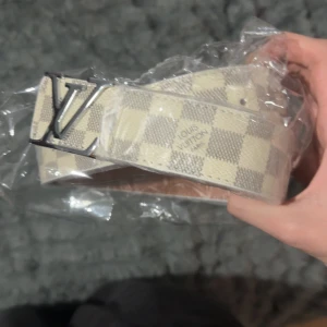 Louis Vuitton rutigt bälte beige/vitt - Helt ärligt, har 4 kvar vill bara bli av med dem snabbt. Kvaliten är bra och ej använt. 110cm size