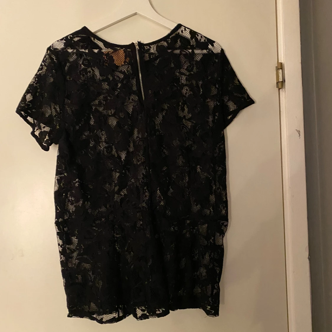 Svart spetsblus med dragkedja - 1