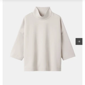 Beige polotröja med trekvartsärm - Säljer en stilren beige polotröja med hög krage och trekvartsärmar. Tröjan har en loose passform och är perfekt för dig som gillar minimalistisk stil. Passar lika bra till jeans som till kjol.