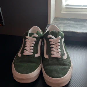 Mocka gröna vans skor  - Skorna är använda fåtal gånger (bra skick), dem säljs eftersom dem passar ej mer. 