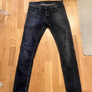 Tiger Of Sweden Jeans - Tja säljer nu dessa feta jeans från tiger of sweden. Jeansen är tyvär för små men riktigt snygga. Priset kan diskuteras vid en snabb och smidig affär🙌🏼