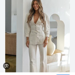 Beiga wide byxor från Àvora - Snygga beiga byxor från Àvora i ett mjukt bomullsmaterial. Modellen har låg midja och raka, vida ben. För stora för dotter 