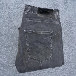 Replay jeans  - Säljer nu dessa Replay jeans. Som det synns på sista 2 bilderna så har jeansen fläckar som har blivit imålade för att ej synas lika mycket. Midja 42cm, längd 106cm, benvidd 16,5cm. Modell ZALDOK. W33 L storleken är okänd men jag anser den vata L32 men utgå från måtten för att vara säker ! JAG SKICKAR INGA FLER BILDER NÄR JAG BÄR JEANSEN :) (s1)