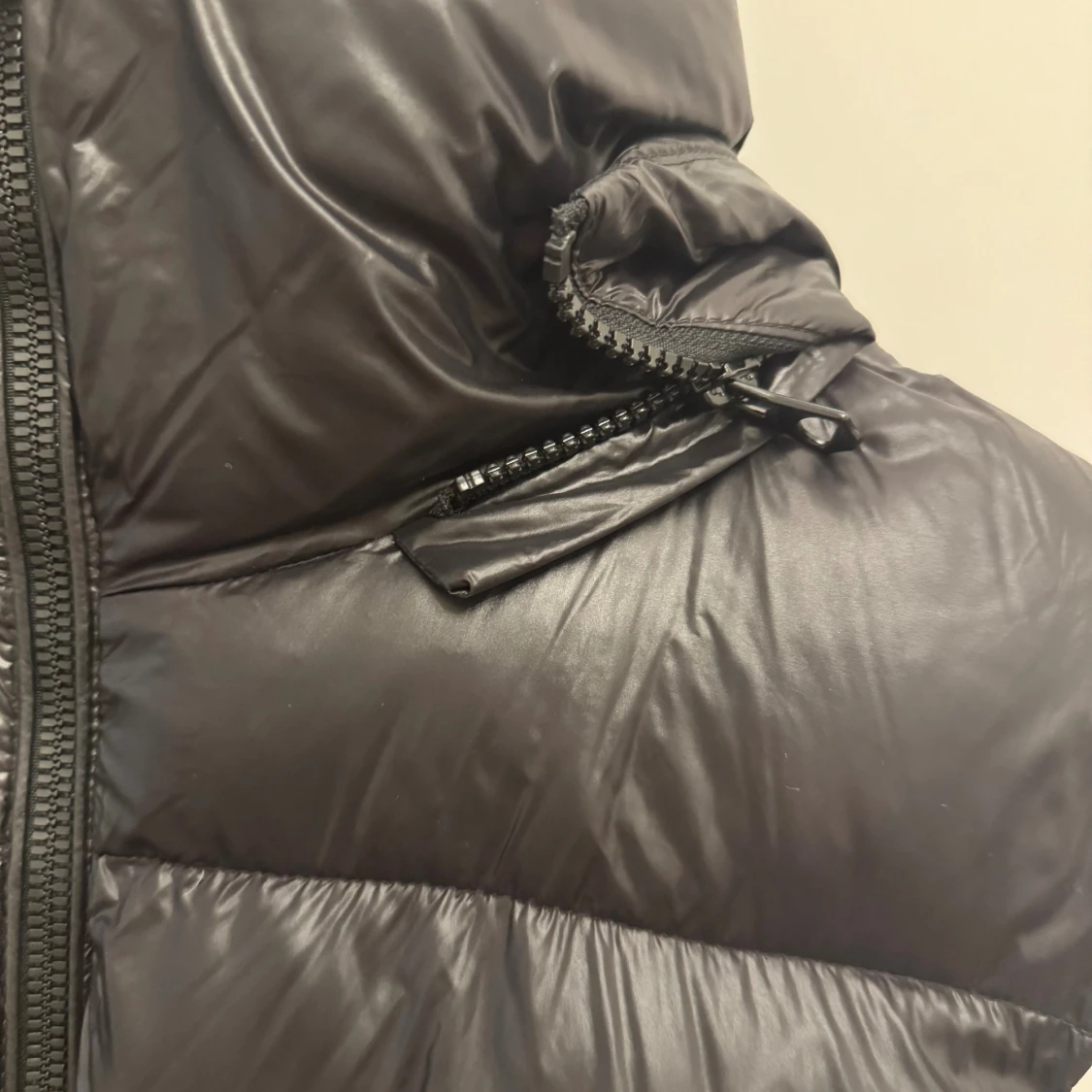 Svart väst med huva - 3