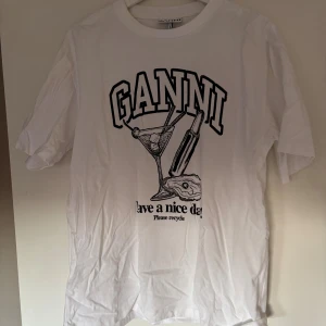 Vit Ganni t-shirt med tryck - Vit T-shirt från Ganni, endast använd ett par gånger!