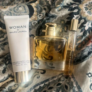 Ralph Lauren Woman parfymset - Snyggt set med Woman by Ralph Lauren, inklusive parfym, body lotion (75 ml) och en smidig travel size. Perfekt för dig som vill ha en lyxig touch i vardagen och alltid vara redo att dofta gott.