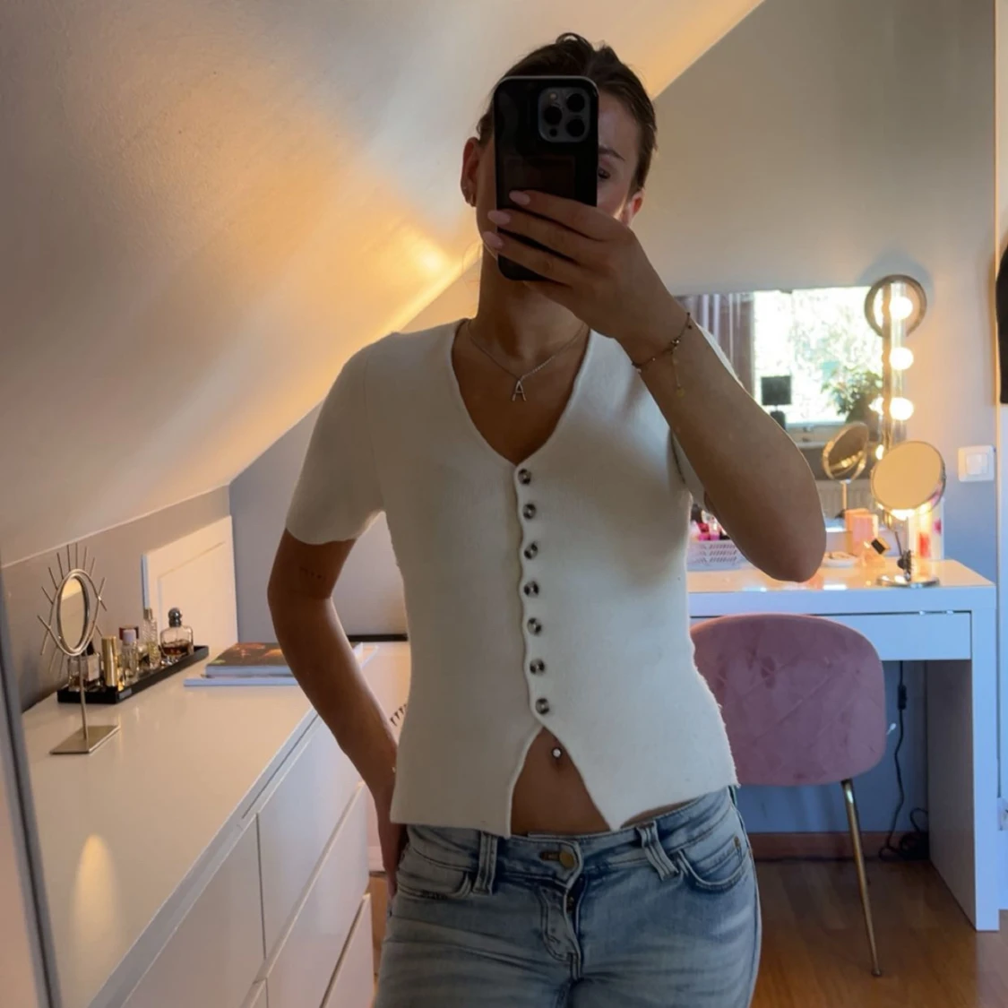 Vit ribbad med knappar