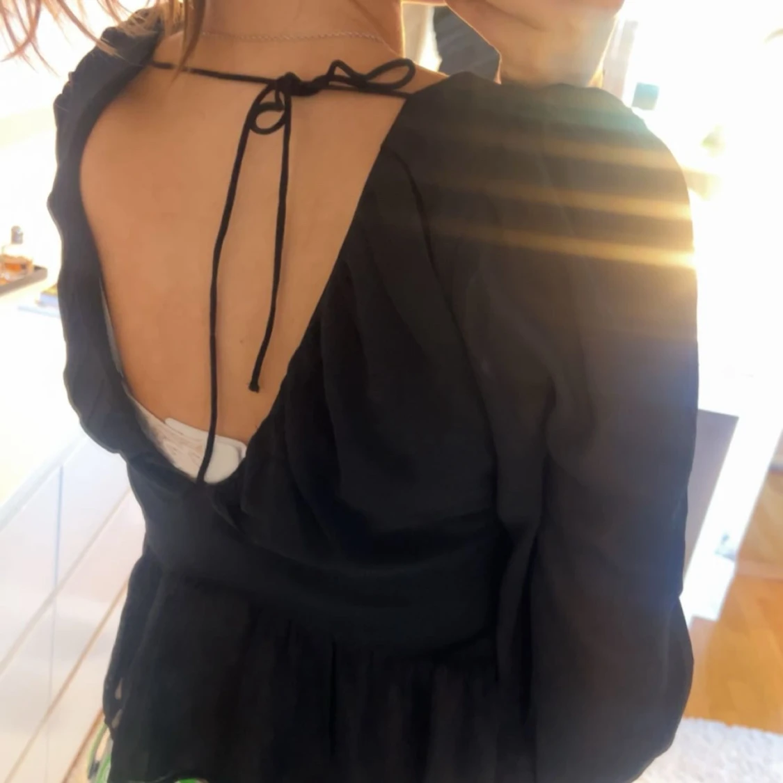 Svart blus med öppen rygg och knyt - 2