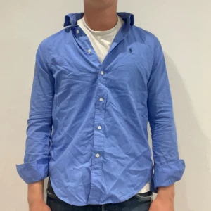 Blå Ralph Lauren skjorta   - Blå Ralph lauren skjorta || Storlek XS (Relaxed fit) || Skjortan är i bra skick || modellen på bilden är 170cm och väger 62kg || Tveka inte på att höra av dig vid frågor eller funderingar 