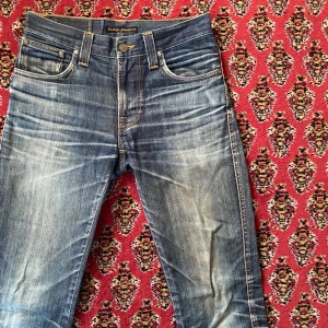 Nudie Jeans Slim Jim - Tjena! Nu ligger dessa Nudie jeans i modell Slim Jim ute! De är i storlek 28:32 och har en fantastiskt fin fade med fina detaljer’