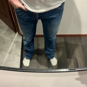 Replay jeans  - Säljer ett par klassiska blå jeans från Replay med raka. Jeansen har två bakfickor med broderad detalj, dubbla knappar i midjan och bältesdetalj. Perfekta för dig som gillar en avslappnad och tidlös stil. Midja 43cm, längd 106cm. Jag Skickar inga fler bilder när jag bär jeansen :)