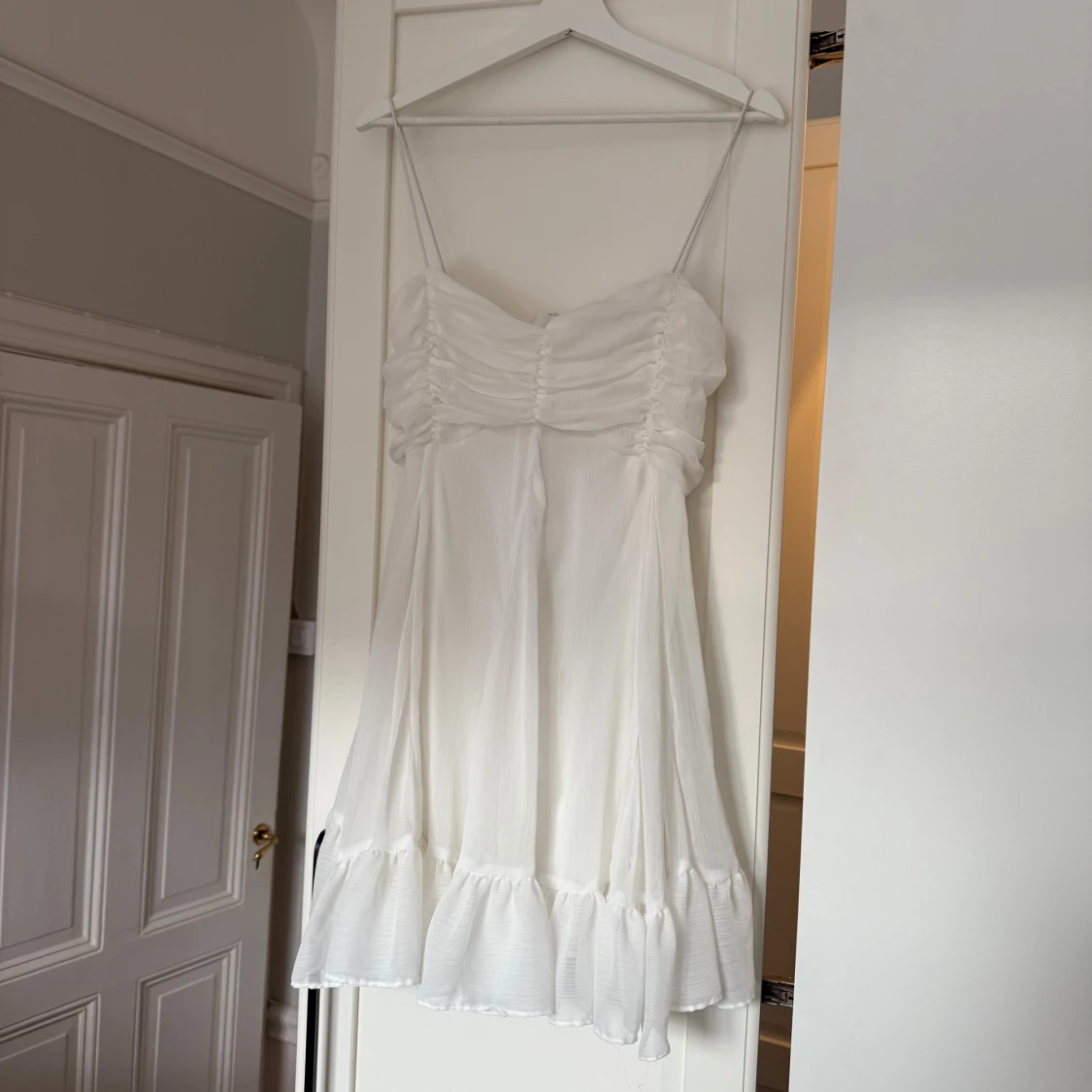 Vit volangklänning  - 1