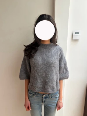 Grå stickad tröja🩶 - Säljer denna superfina stickade tröjan från feelingfriday!! Jättebra kvalitet därav pris 🩷🩷funkar både xs och s