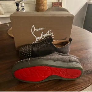 Söker Christian Louboutin sneakers kan va med eller utan nitar - Söker loubs betalar max 1500 kr storlek 39/40