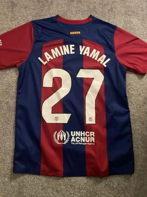 Fc Barcelona tröja - Snygg tröja med lamine Jamal nmr 27 på ryggen, står ingen storlek men skulle tro att det är S-M (mer en s)