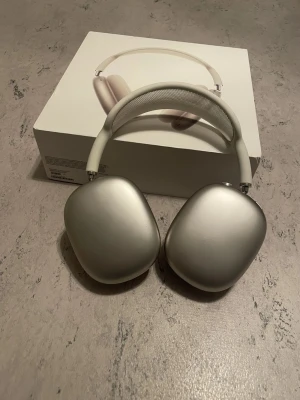 AirPods Max Starlight - Hej säljer nu mina AirPods Max som jag köpte i somras på vinted De är i jättefint skick utan några fel alls💕💕