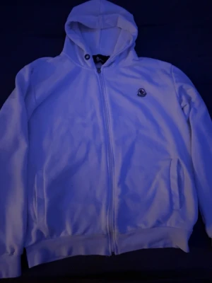 Vit moncler zip hoodie  - Riktig snygg vit moncler zip hoodie 