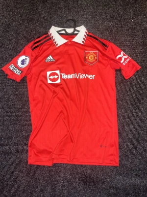 Manchester United 22/23 Ronaldo 7 fotbollströja  - Jag säljer nu min feta Ronaldo tröja för att den inte används och mest hänger på väggen! Vissa av trycken (se bilder) är lite slitna.  Tveka inte på att skriva för fler bilder eller frågor osv!:)