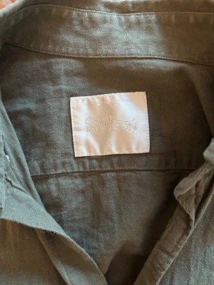 Oscar Jacobsson linné skjorta - Säljer nu denna linneskjorta ifrån Oscar Jacobsson. | Riktigt bra skick, knappt använd. | Mörkgrön fet färg. | Storlek S. | Tunn, funkar perfekt på sommaren såsom vintern. | Släng iväg en signal vid funderingar så svarar jag snabbt. |