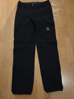 Haglöfs byxor  - Säljer dessa haglöfs byxor som är i kvinno storlek men funkar lika bra till en man som har xs eller har smalare ben funkar dom. Kom gärna med prisförslag🤝