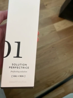 Codage Solution Perfectrice 150ml - Codage Solution Perfectrice är en ansiktstoner med HA och NIA som hjälper till att förfina hudstrukturen. Kommer i en stilren vit förpackning på 150 ml. Perfekt för dig som vill ha en fräsch och återfuktad känsla i huden.