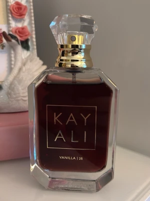 Kayali Vanilla 28 50ml - Vanilla 28 50ml från Kayali✨Köpt för ungefär ett år sedan och har stått mörkt så den har mognat till sig och fått en djup mörk färg vilket stärker doftnoterna ännu mer🍯Skickar samma dag/dagen efter💞Nypris ca 1100kr