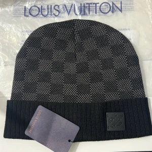 Mössa rutig - Säljer en snygg svart mössa i schack rutig. (Helt ny oanvänd) passar riktig bra till vintern och håller öronen varma. 💬Vid intresse kontakts vid snabb affär. 📬Skickas samma dag vid köp innan 22:00 (1-3 dgr leverans tid via PostNord)