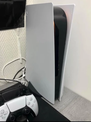 PlayStation 5 med DualSense-kontroller och laddstation - Säljer en PlayStation 5 i mycket fint skick, inklusive två DualSense-kontroller och en laddstation för smidig laddning. Konsolen och tillbehören är välvårdade och fungerar utmärkt. Perfekt för dig som vill ha en komplett spelupplevelse direkt ur kartongen. Kan köpas  tillbehör med de såsom spel, gaming skärm,tangentbord och mus och musmatta. Skriv för bild på de.