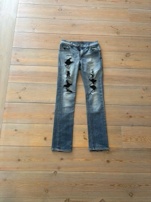 Blå slitna Nudie Jeans - snygg vitagelook🎞️ - Slitna jeans från Nudie jeans i strl 30/32. Slim/tajt fit, snygg sliten look - perfekt till dig som gillar en sliten look. Jeansen har igen sydda hål men det ändrar inte helhetsbilden. 🎩Unik look 💙Snygg blå färg🎯Just nu endast 399kr!