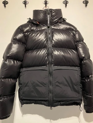 J.Lindeberg dunjacka  - JL Dune Down Jacket i storlek S. En eftertraktad och läcker supervarm jacka i perfekt skick (sparsamt använd och ren). Finns ute på olika sajter så först till kvarn! Nypris 5500kr