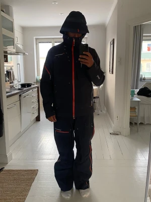 Peak Performance skalset  - Säljer ett mycket snyggt och högpresterande skal skidställ från Peak Performance-modell Heli Alpin, bestående av skidjacka + skidbyxor i matchande färg. Ett riktigt premiumställ för dig som vill ha maximal funktion, komfort och stil i backen   Skidjacka * Gore-Tex® helt vind och vattentät, samtidigt extremt andningsbar * Flera smarta fickor med vattentäta dragkedjor * Hög krage och huva som skyddar i tufft väder * Sportig passform, sitter snyggt utan att begränsa rörlighet * Färg: mörkblå med or