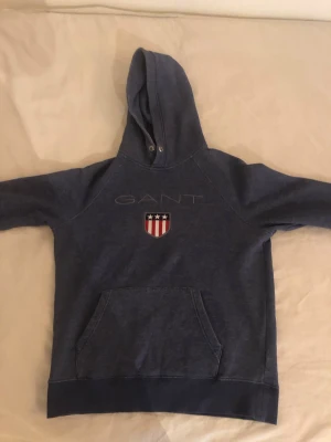 Gant Hoodie  - Gant Hoddie i färgen blå,  mycket bra skick, Strl M