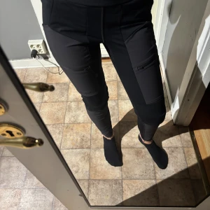 Byxor - Jätte fina sköna byxor som passar perfekt till vardagen, använt fåtal gånger pga fel storlek. Nypris 600kr.