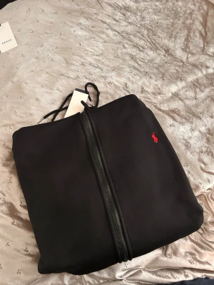 Ralph lauren zipp tröja - Ralph lauren zipp tröja. Storlek xxl men sitter som L/ XL. Hör av er om ni har några frågor🤩