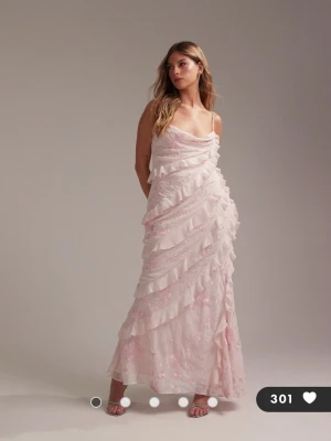 Ljusrosa klänning från Asos - Jätte fin ljusråsa klänning från Asos. Aldrig använd och lappen är kvar. Köpte den för balen och valde en annan klänning, men nu är det för sent att lämna tillbaka. Skriv om ni har frågor!!💕🌷