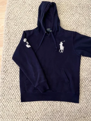 Raffe hoodie🤩🙌 - En Mörblå Ralph Lauren hoodie som är i storlek S🙌🤩