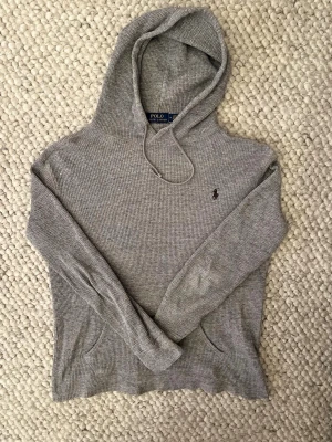 Grå stickad Ralph Lauren hoodie🙌🤩 - Grå stickad Ralph Lauren hoodie i storlek M. Kom med prisförslag 🤩🙌