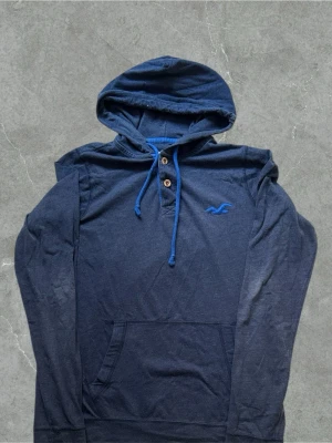 Hollister hoodie med knappar - Snygg hollister hoodie storlek L. Skickas inom 1 dag efter köp. Skickas bara me PostNord🙌🏼för frågor osv så är de bara å kontakta mig😇🙌🏼