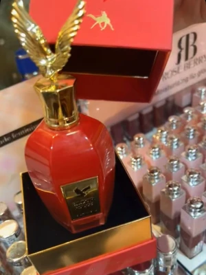 Elixir Rouge Eau de Parfum - Elixir Rouge från Le Chameau kommer i en snygg röd flaska med gulddetaljer och en unik design. Volym: 120 ml. Perfekt för dig som vill sticka ut och addera en exklusiv touch till din stil.