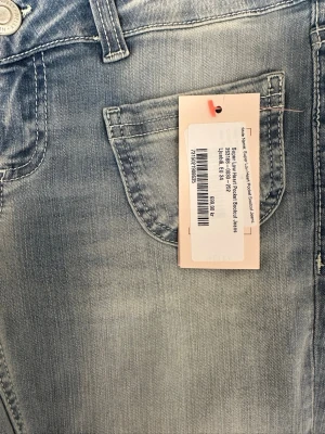 Super Low Heart Pocket Bootcut Jeans   - Jeans från Nelly.com, Ordpris 699kr storlek 34. Ljusblå färg 