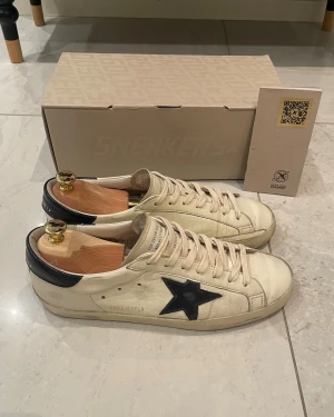 Golden Goose Skor - Tjena! Säljer nu dessa Golden Goose skor. Storlek 43 - Skick 9/10 - Nypris på dessa är ca 5500 och mitt pris 2499, (pris kan diskuteras vid snabb affär). Hör gärna av er vid minsta fundering/fråga. MVH JL STORE