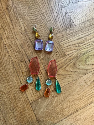 Två par geometriska örhängen  - Säljer två par geometriska - kristalliknande örhängen i olika färger, perfekt för dig som vill sticka ut med färgglada och intressanta accessoarer! 