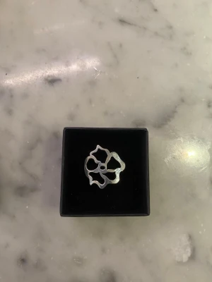 Superfin ring i äkta silver 💕 - Superfin ring från Efva Attling i 925 silver (äkta silver) 💕 Ringen är i storlek 18 och är i mycket bra skick! Just denna ring är en gammal design och finns inte kvar på nätet. Skriv för fler frågor 😊 