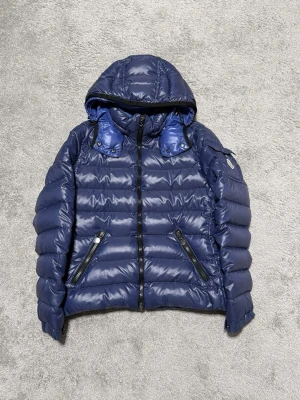 Moncler Bady  - Moncler Bady, storlek 2/s, skick 9/10, carton har lostnat helt, nypris 17600kr, vid funderingar hör av er.