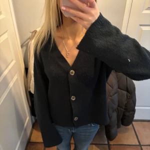 Stickad kofta - Säljer min stickade kofta i bra skick, lite nopprig men går att få bort, storlek s. Säljer för 160, pris går att diskutera