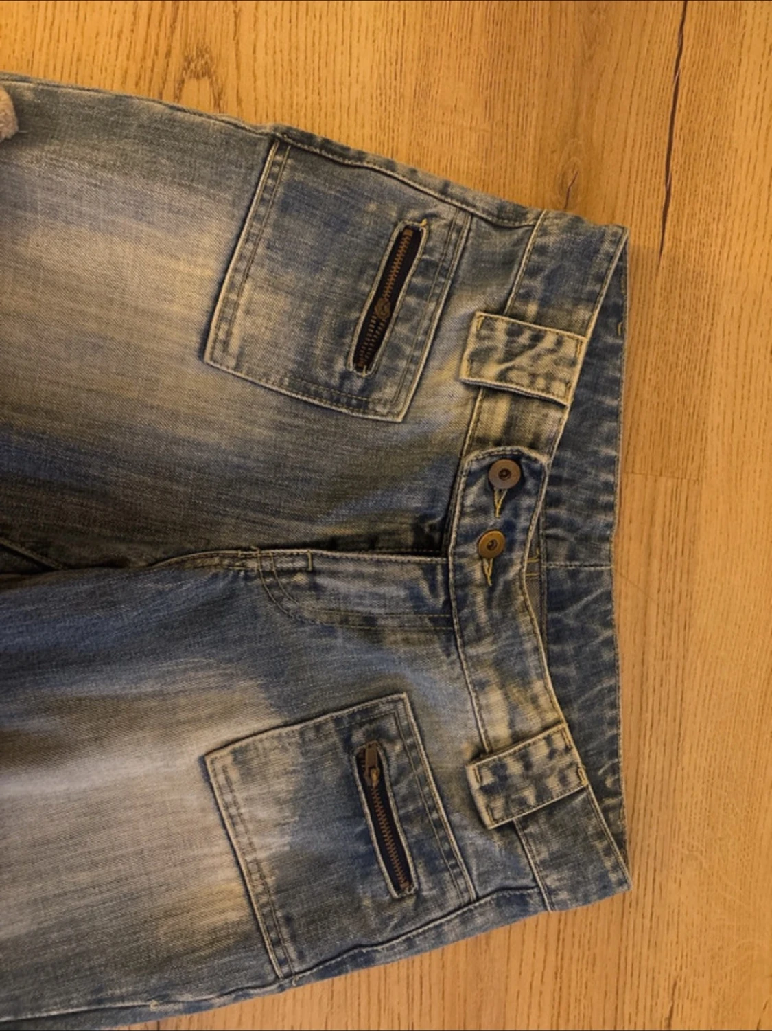 Blå jeans med as snygga fickor  - 1