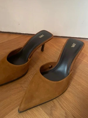 Zara klackar - Bruna mocka klackar från Zara! Endast använda en gång utomlands, säljs för de inte kommer till användning 🤎